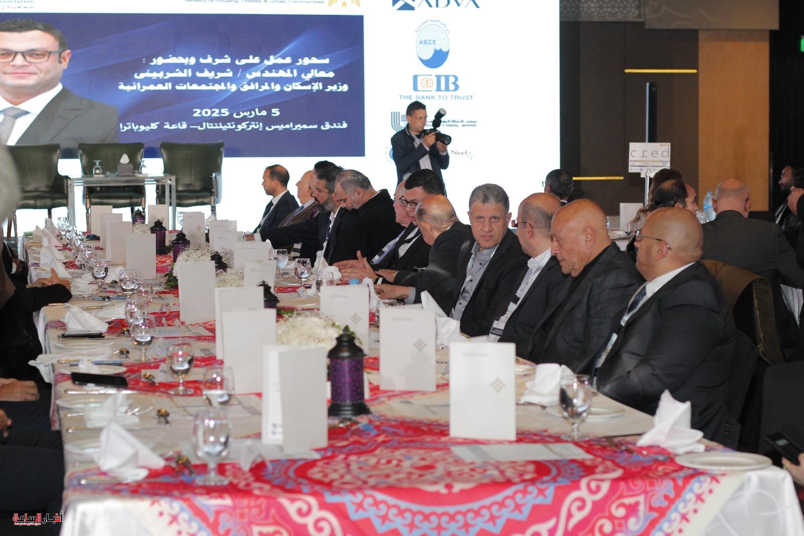 وزير الإسكان مع "رجال الأعمال": القطاع العقاري في مصر يشهد تنوعًا كبيرًا..و مطلوب سنويًا 2 مليون وحدة..ونحن بصدد إجراء تعديل تشريعي في قانون اتحاد الشاغلين 7 akhbarelsaa.com