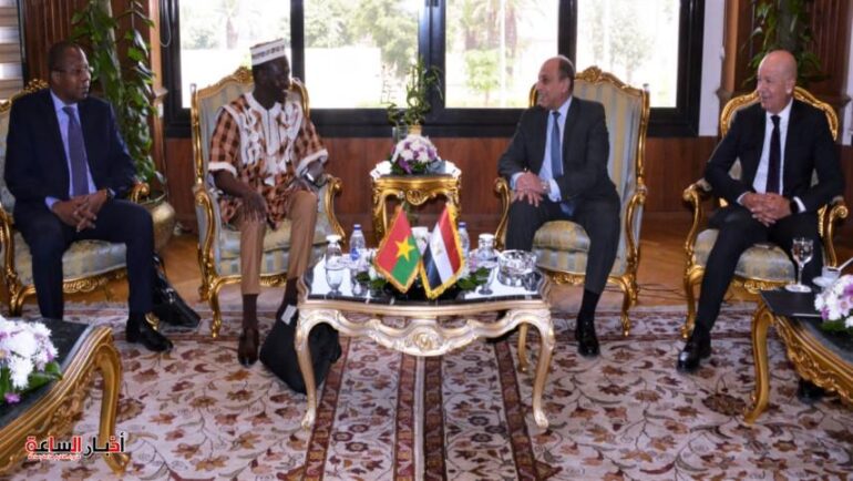 وزير الطيران المدنى يبحث مع وزير النقل بدولة بوركينا فاسو سبل التعاون المشترك فى مجال النقل الجوي 1 post image 1688482268