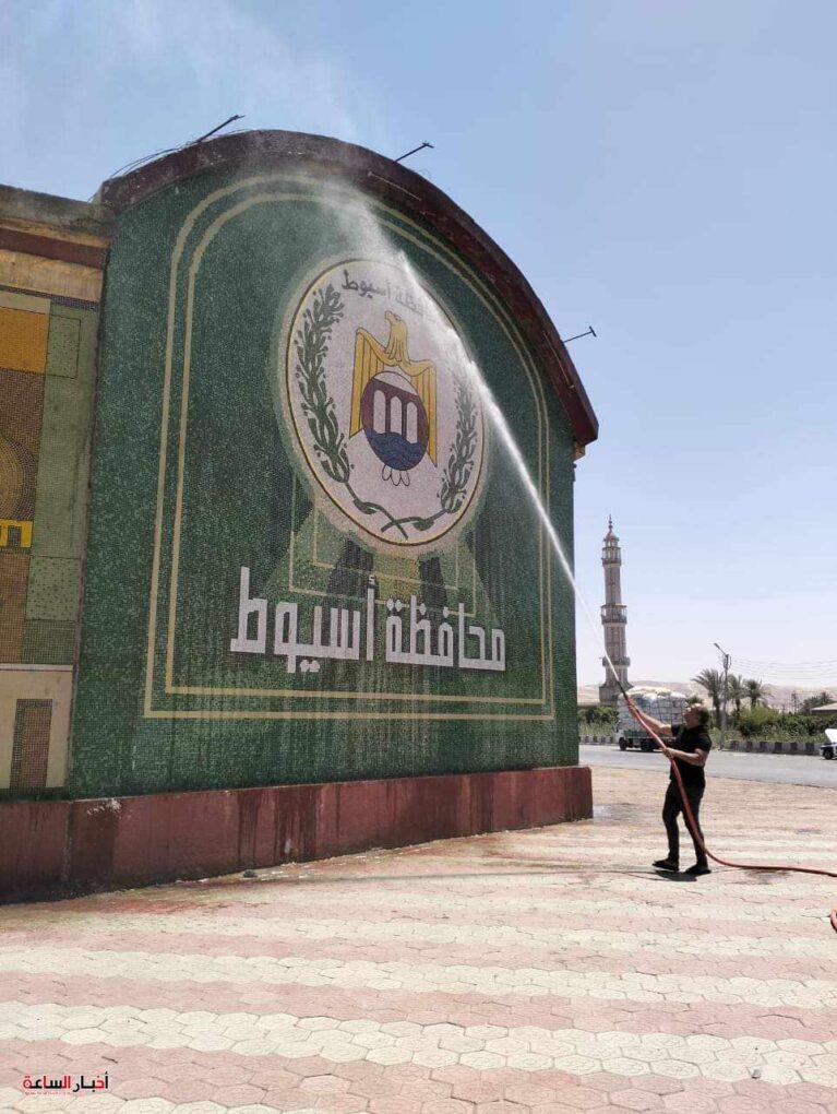 محافظ أسيوط: حملات نظافة وتجميل وغسيل أرصفة وجدارية المدخل الشمالي ودهان بلدورات بشوارع بحي غرب 1 received 446965591257924