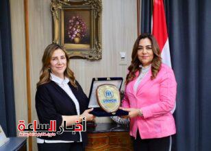 "د.حنان حمدان" تسلم درع المفوضية السامية للأمم المتحدة لشؤون اللاجئين لمحافظ دمياط "د.منال عوض"