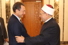 "د.شوقي علام" مفتي الجمهورية رئيس الأمانة العامة لدُور وهيئات الإفتاء في العالم أثناء استقباله السفير "إريك شوفاليي" سفير فرنسا بالقاهرة