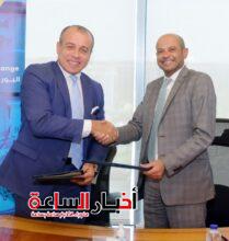 أحمد الشيخ - رئيس البورصة المصرية والوزير المفوض التجاري يحيى الواثق بالله - وكيل أول الوزارة – رئيس التمثيل التجاري أثناء توقيع بروتوكول التعاون