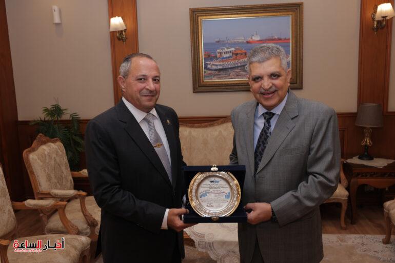 الفريق "أسامة ربيع" رئيس هيئة قناة السويس يقدم درع الهيئة إلى اللواء محب حبشي محافظ بورسعيد