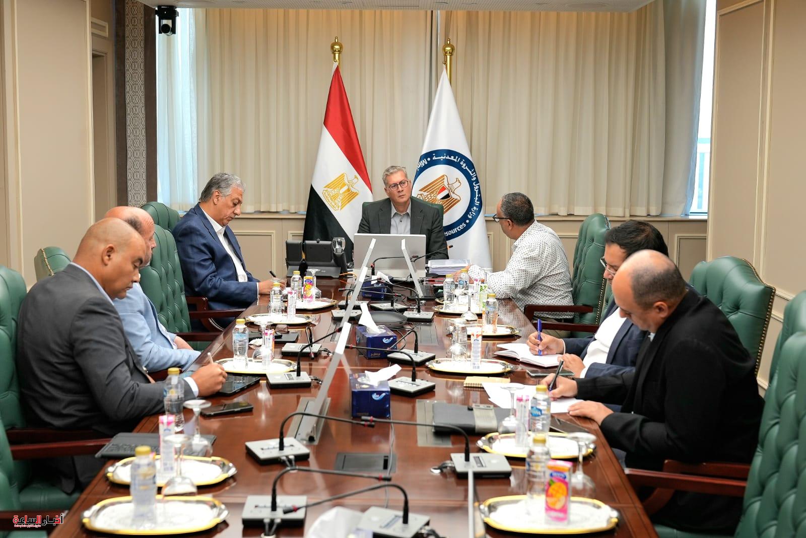 وزير البترول يتابع إجراءات العثور علي المفقودين الثلاثة من طاقم البارج البحري 3 akhbarelsaa.com vH8mQdBH