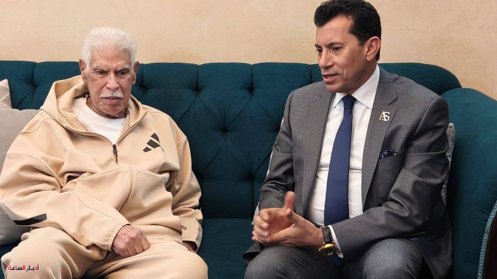 وزير الشباب والرياضة يزور حسن شحاتة للاطمئنان على حالته الصحية ويشيد بتاريخه الوطني