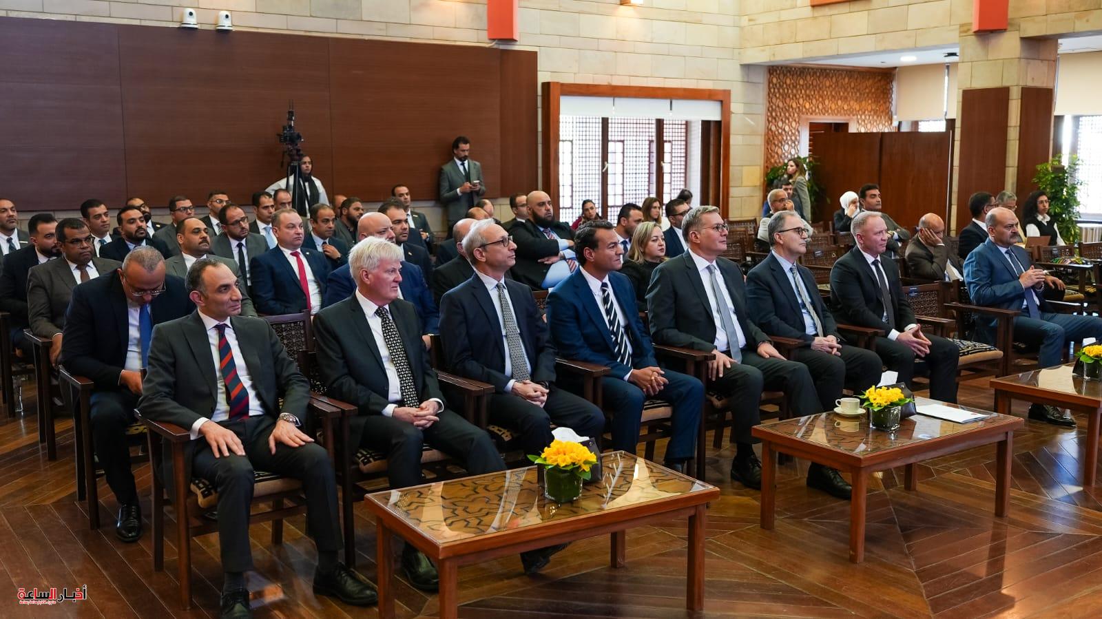 الجامعة الأمريكية بالقاهرة تحتفل بتخرج 32 خبيراً من أول دبلومة من نوعها لقطاع البترول والغاز في مصر