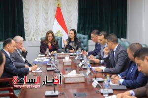 تنفيذاً لتوجيهات رئاسية.. الحكومة تبحث إطلاق مهرجان عالمي للحرف التراثية بالمحافظات 9 akhbarelsaa.com rMpdgMkW