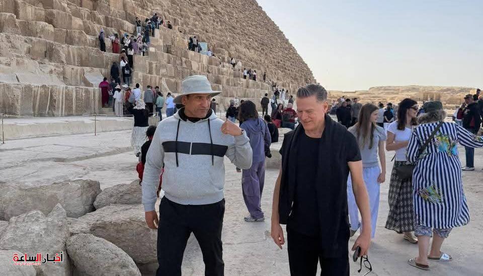 براين آدمز ينبهر بأهرامات الجيزة خلال جولة سياحية مع أسرته