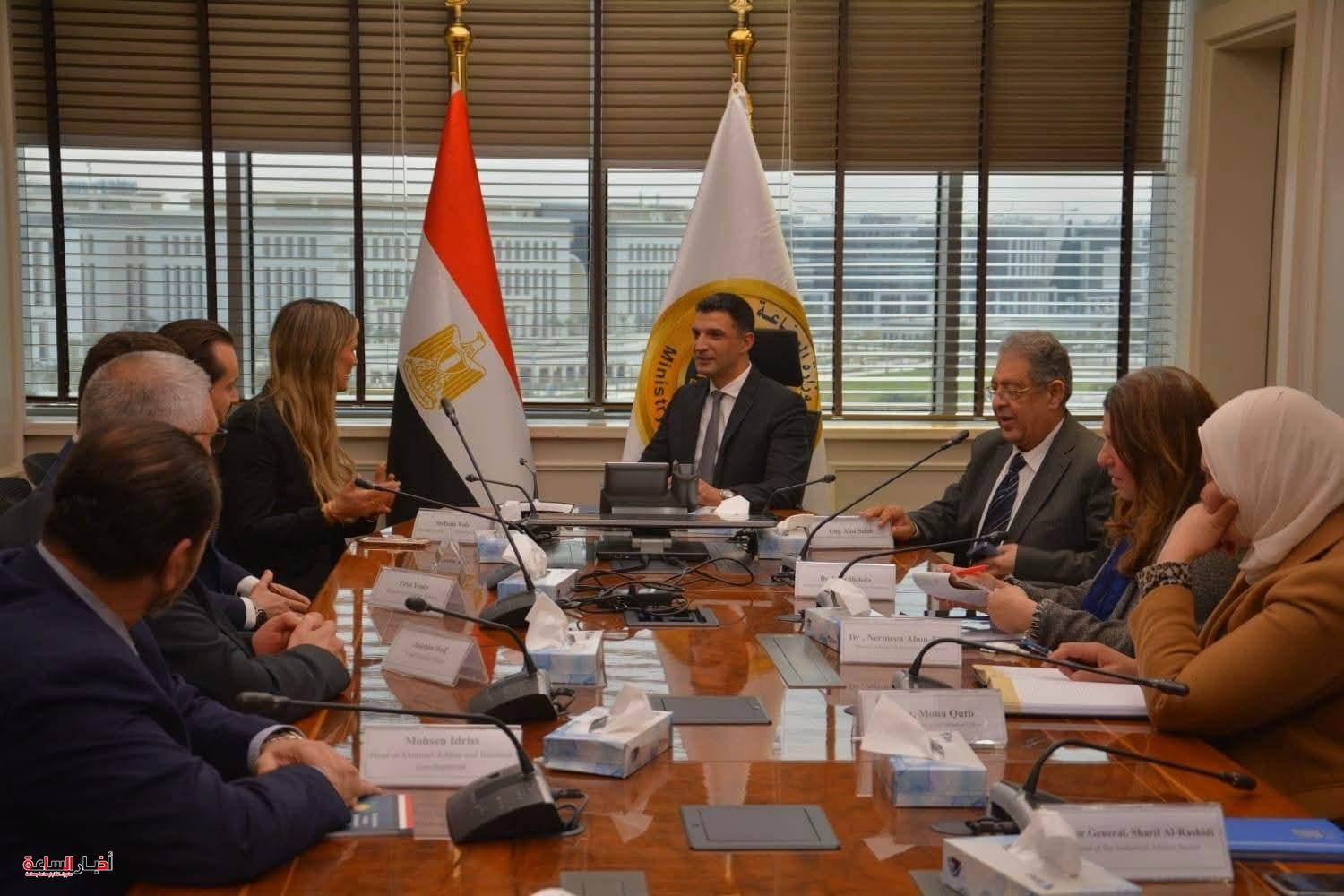 وزير الصناعة يبحث مع مرسيدس-بنز إيجيبت توطين صناعة السيارات وتعزيز المكون المحلي في مصر