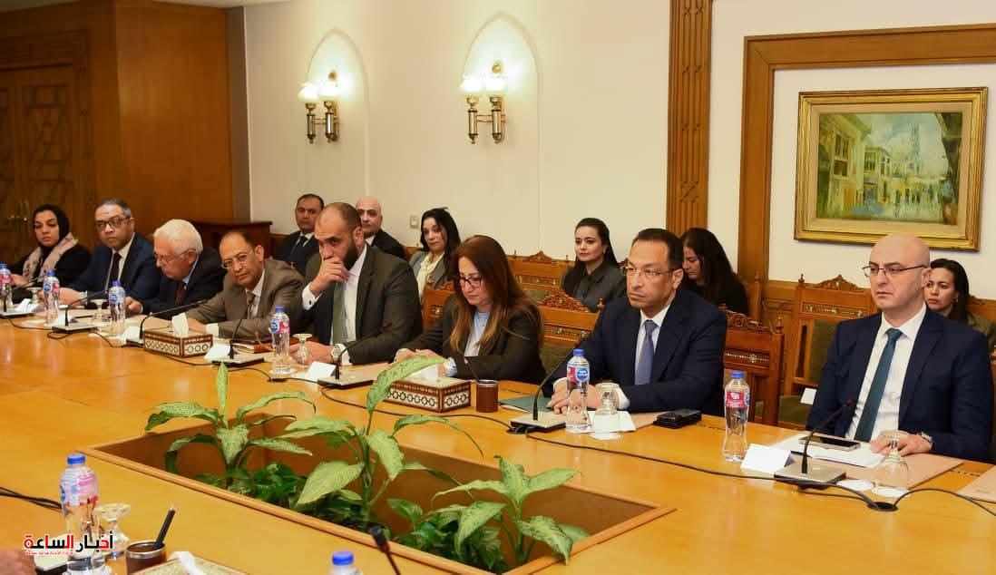 الخارجية والاتصالات تبحثان تعزيز التحول الرقمي للخدمات القنصلية وتدشنان طابع بريد المئوية الثانية للوزارة