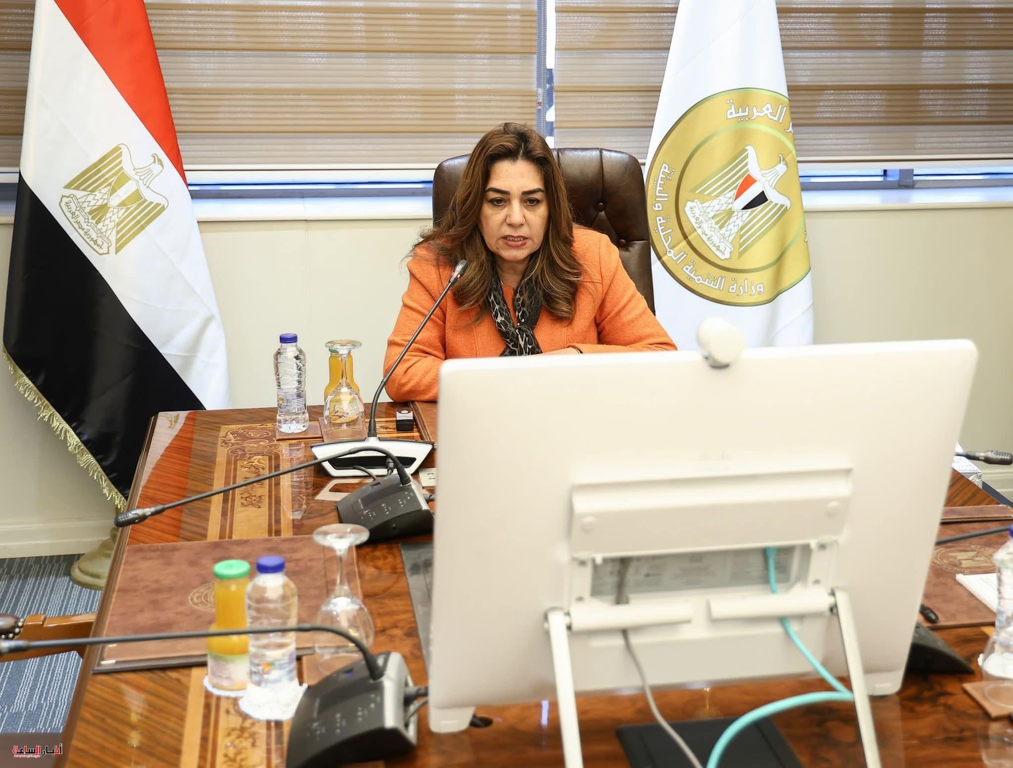 وزيرة التنمية المحلية تتابع مع المحافظين تنفيذ قرار غلق المحال وتسريع ملفات التصالح وتقنين أراضي الدولة 1 akhbarelsaa.com KZcJjSYT