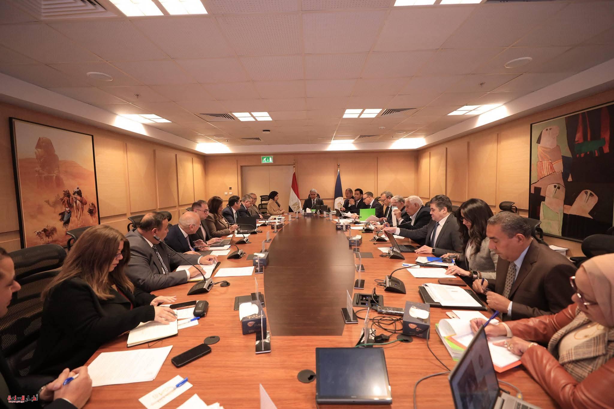 وزير السياحة والآثار يترأس اجتماع الأعلى للآثار ويستعرض الاكتشافات الجديدة ويقر بروتوكولات تعاون دولية