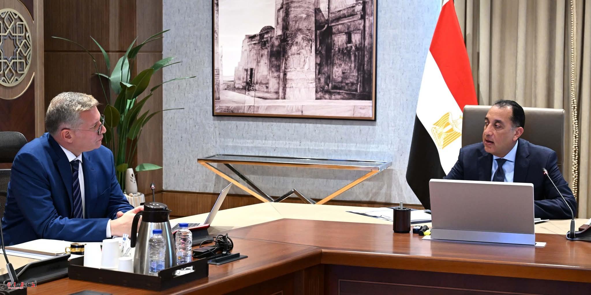 رئيس الوزراء يتابع مع وزير البترول كشفًا غازيًا جديدًا بالصحراء الغربية وخطط التوسع في الاستكشاف وسداد مستحقات الشركاء