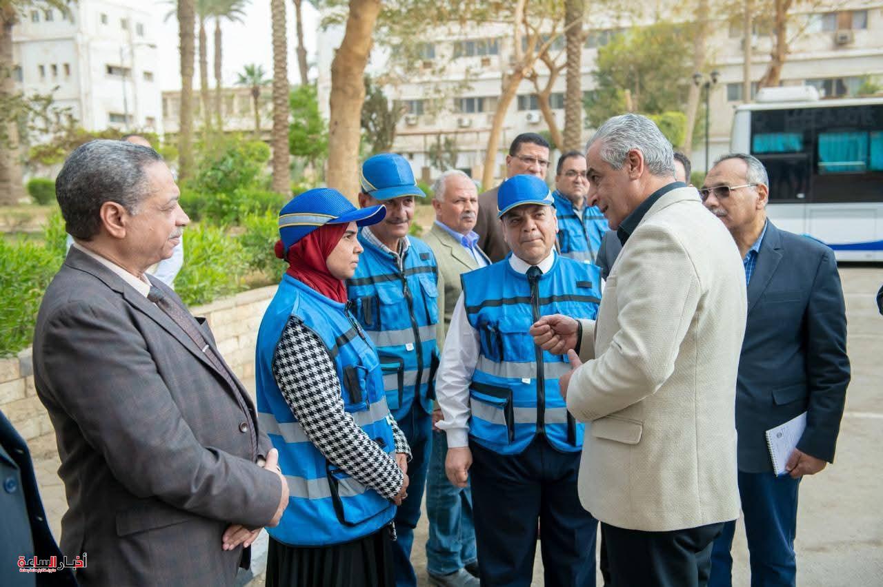 وزير الإنتاج الحربي يتفقد حلوان للمسبوكات وحلوان للأجهزة المعدنية ويوجه بمكافآت للعمال ودراسة تطوير خطوط الإنتاج