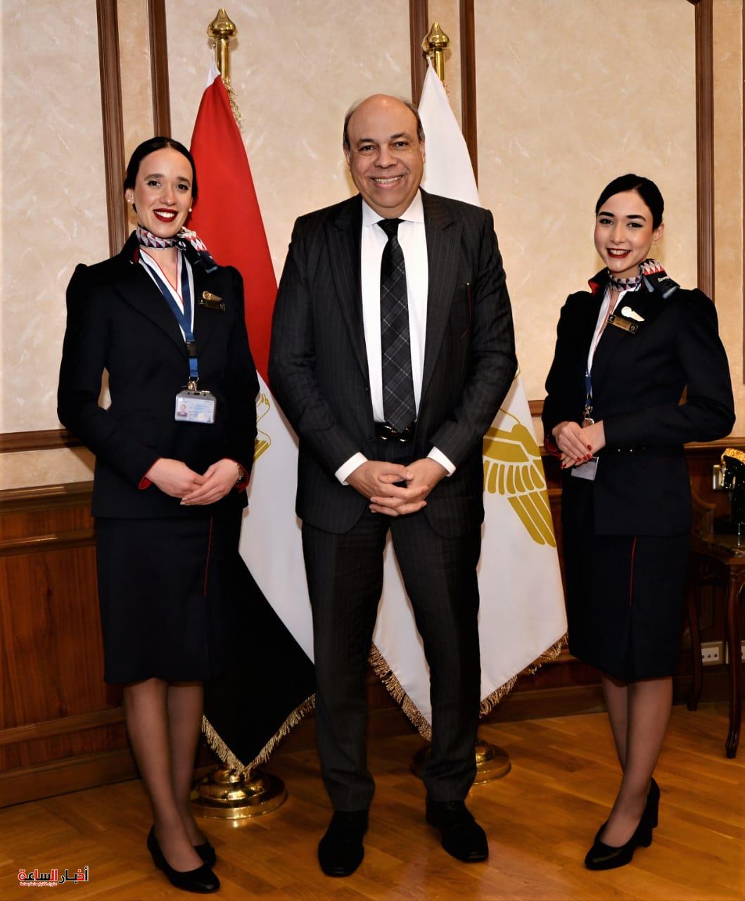 وزير الطيران المدني يثمن أداء واحترافية مضيفتين جويتين من مصر للطيران تقديرًا لتصرفهما الإنساني المُشرف 