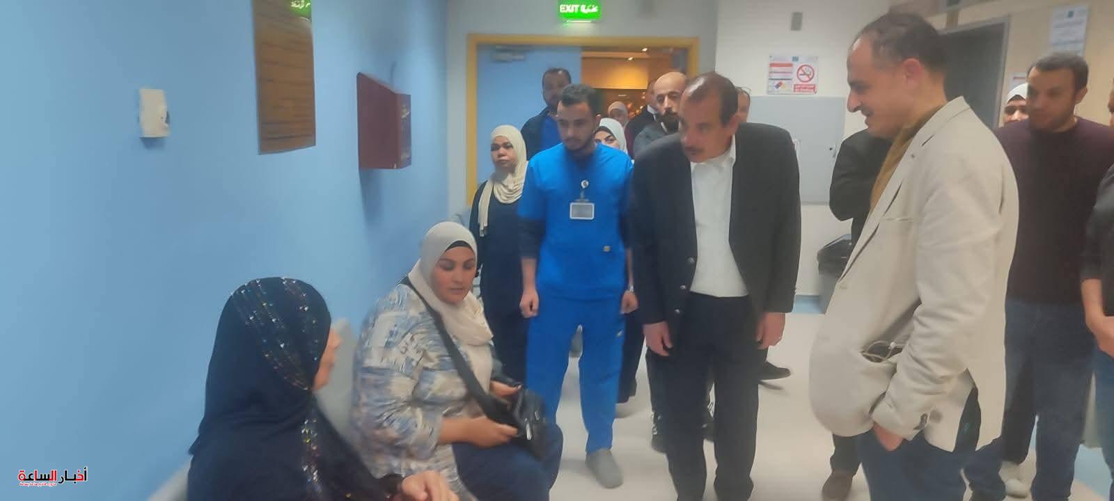 جولة مفاجئة لنائب وزير الصحة بمستشفيات الشيخ زايد: مكافأة لفريق المستشفى التخصصي وإحالة إدارة المركزي للتحقيق