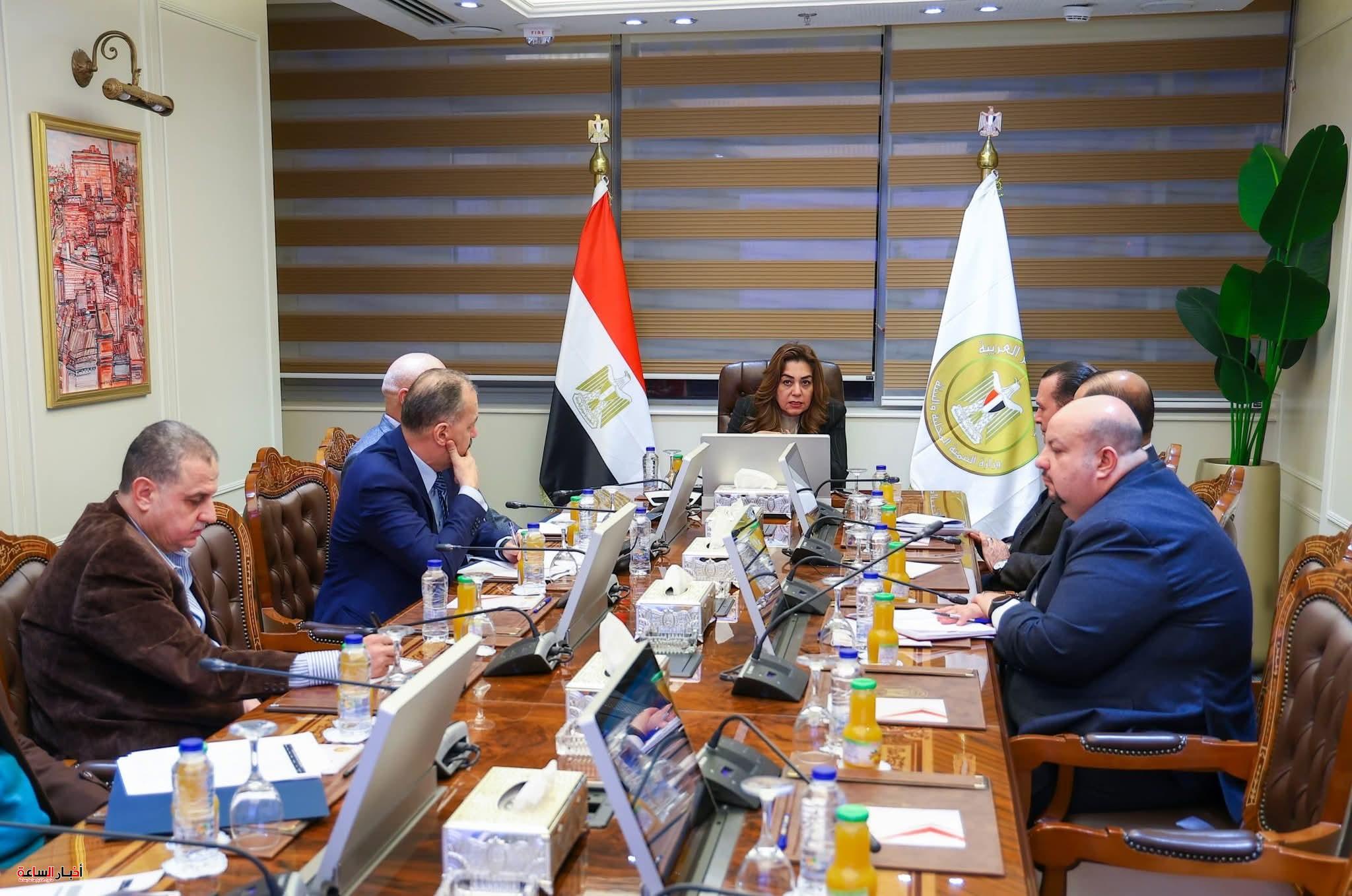 وزيرة التنمية المحلية والبيئة تناقش ملامح الاستراتيجية الجديدة لتعزيز كفاءة الإدارة المحلية حتى 2030