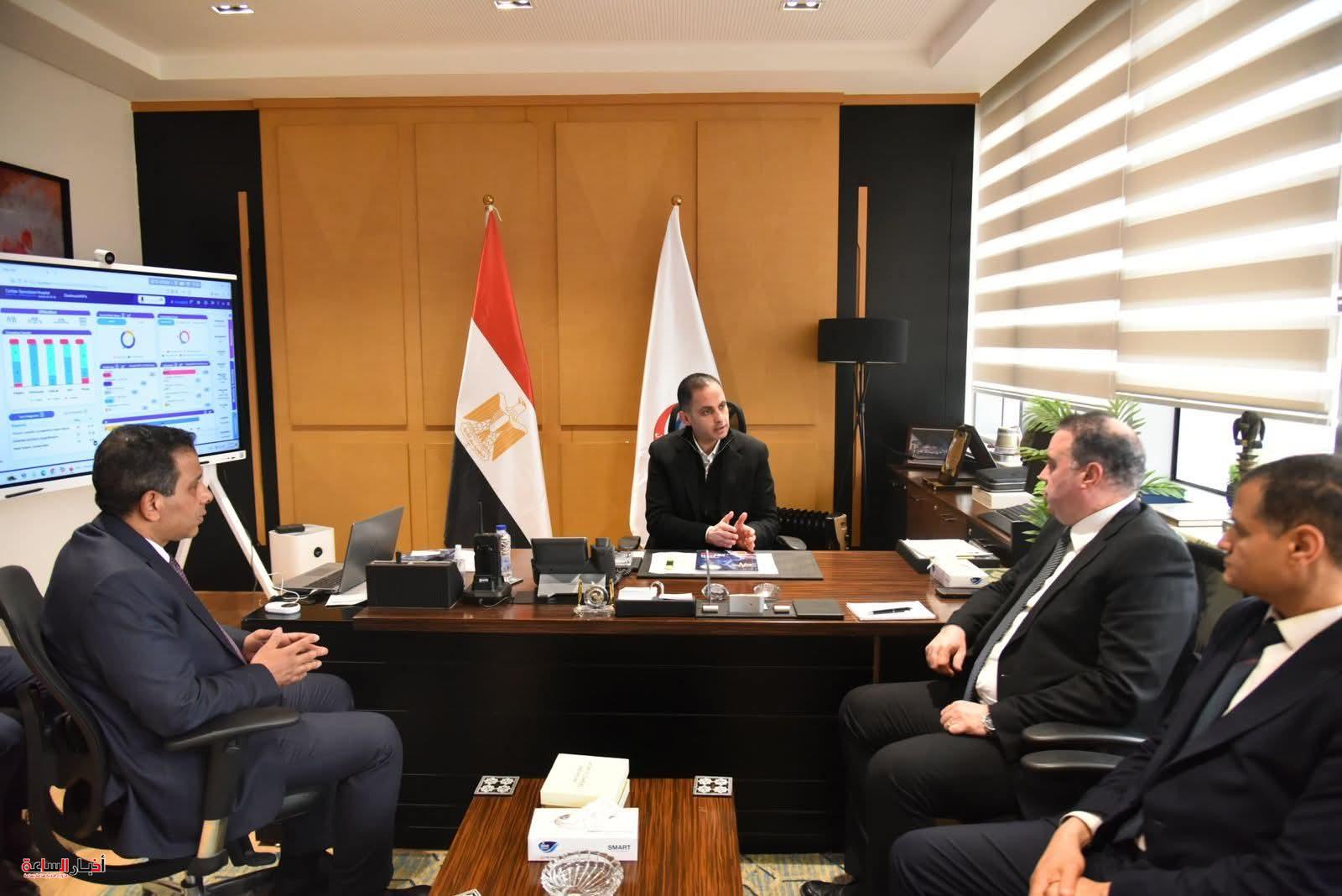 نائب وزير الصحة يبحث مع خبير ميكنة الخدمات الصحية وتطبيق الملف الطبي الموحد