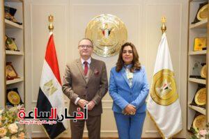 وزيرة التنمية المحلية والبيئة تبحث مع سفير التشيك بالقاهرة تعزيز التعاون في النقل الحضري والطاقة الشمسية 4 akhbarelsaa.com TcNib1q8