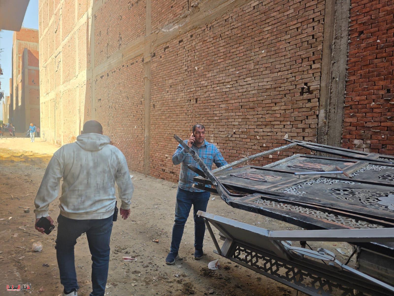 رئيس المدينة يتابع عمليات ازالة البوابات الحديدية 