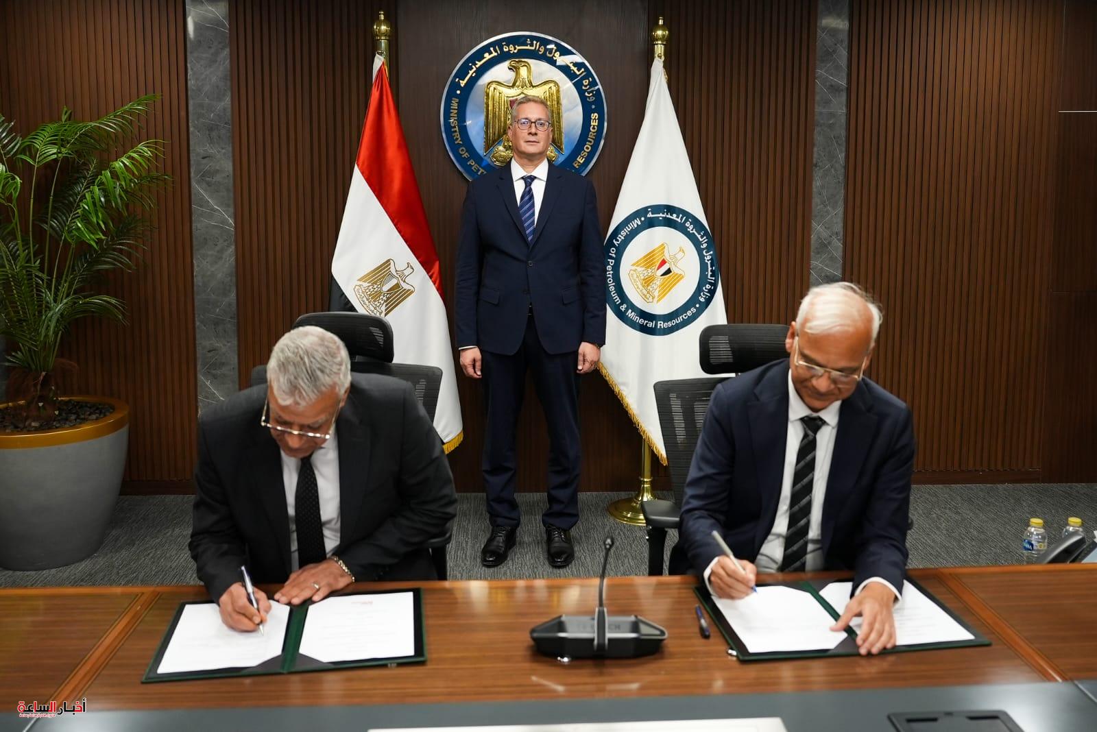 الوزير يشهد حفل التوقيع 