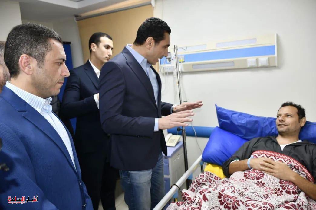 وزير الشباب والرياضة يزور عامل نظافة مصاب ويؤكد.. دعم كامل لكل من يخدم الوطن