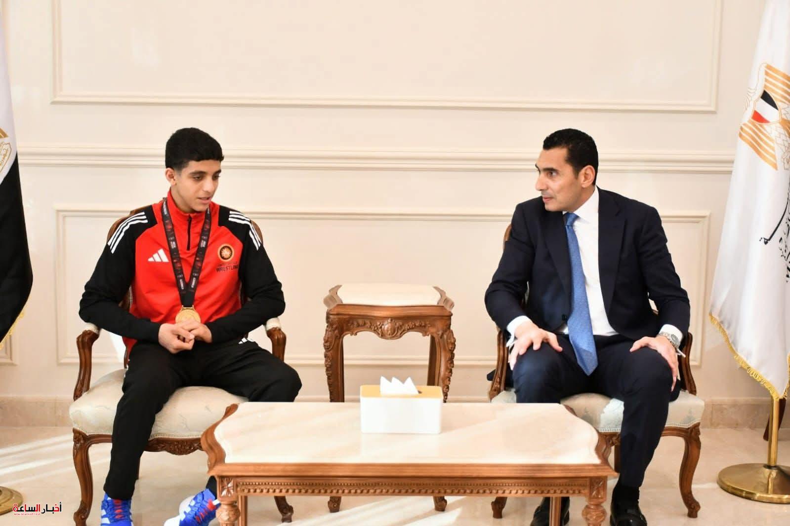 وزير الرياضة يحتفي بذهبية عبد الله حسونة ويؤكد دعم الأبطال الصاعدين