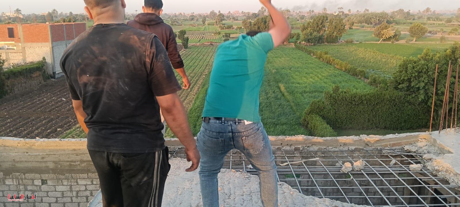 إزالة أسقف خرسانية مخالفة بـ أوسيم والبراجيل ضمن حملات التصدي للبناء المخالف 4 akhbarelsaa.com VRBDwIyM