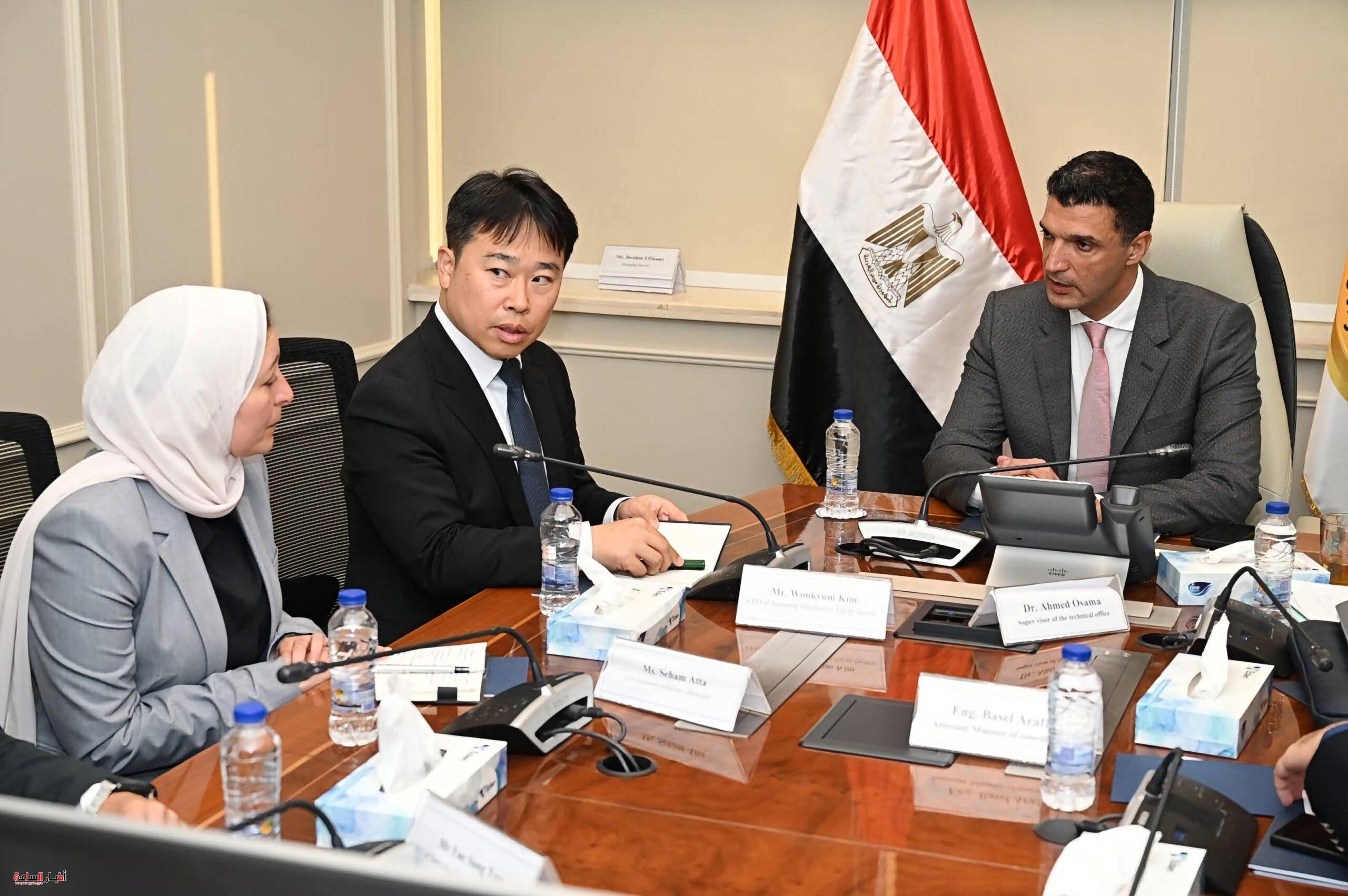وزير الصناعة يبحث خطط سامسونج التوسعية ويؤكد أهمية زيادة المكون المحلي وتعميق التصنيع في مصر