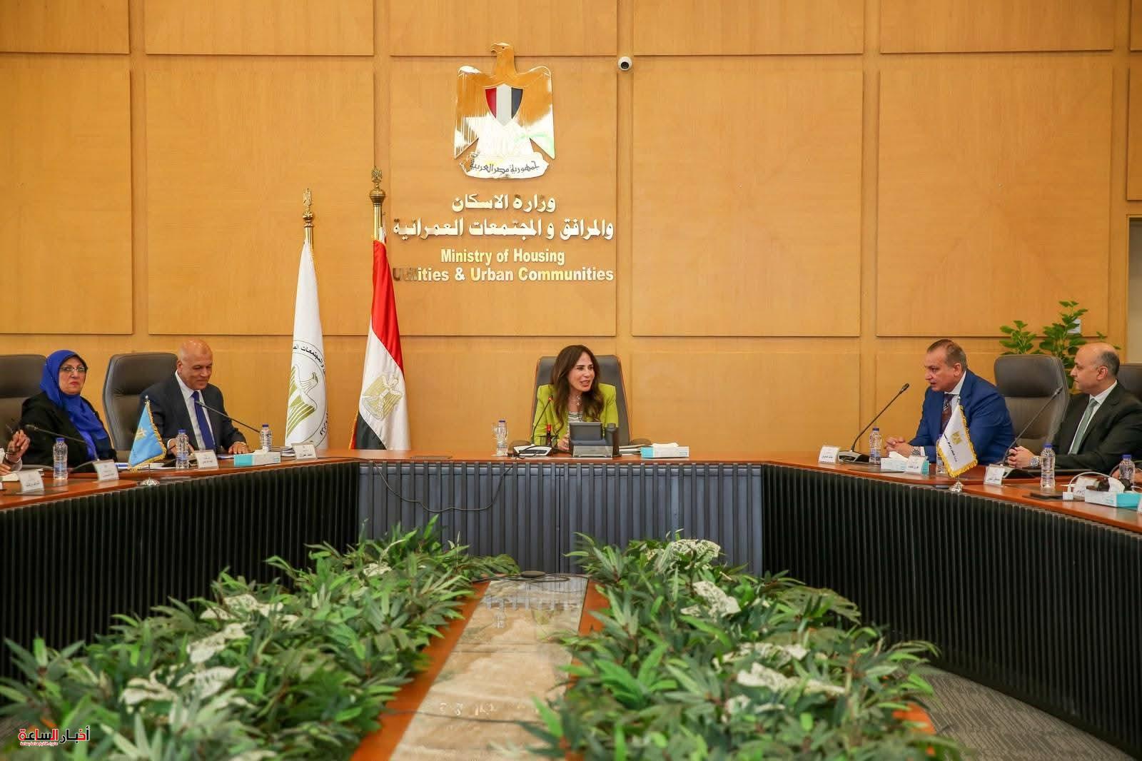 وزيرة الإسكان تتابع تنفيذ مشروعات مياه الشرب والصرف الصحي بالقليوبية والعبور