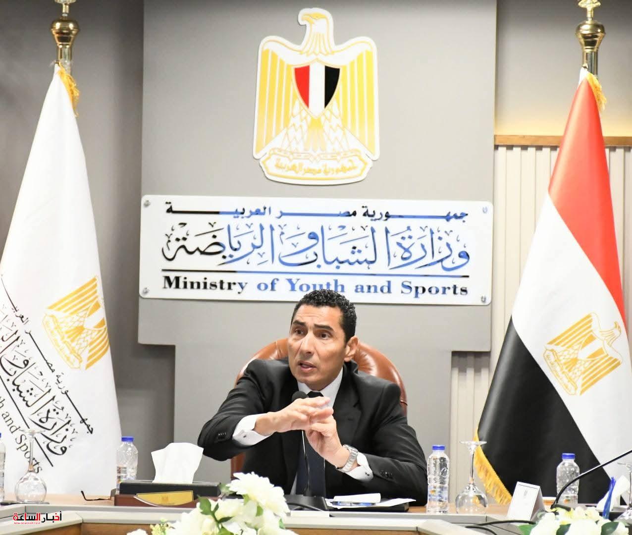 وزير الشباب والرياضة يبحث مع الجهات المعنية آليات تسوية مديونيات الأندية