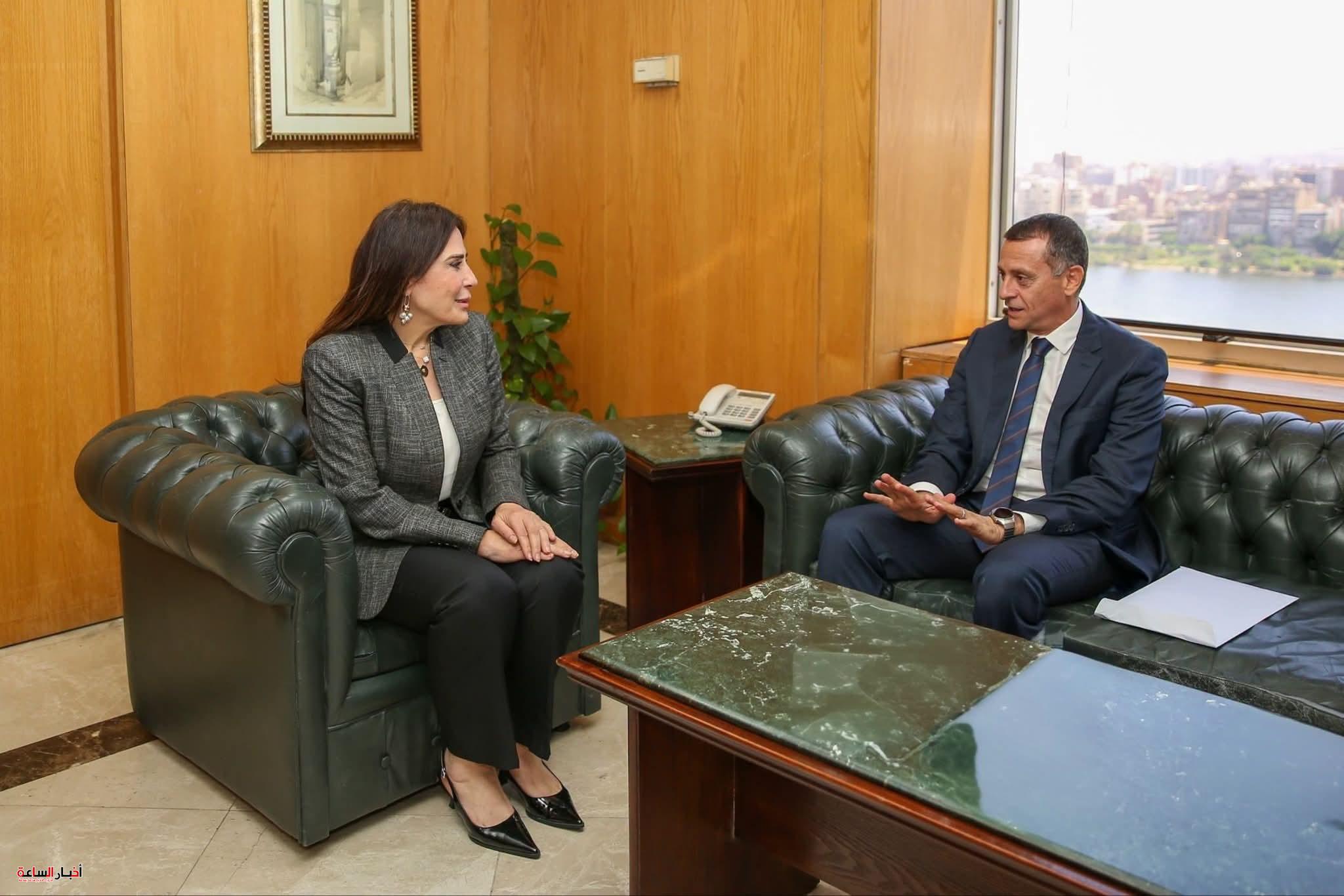 وزيرة الإسكان ومحافظ أسوان يبحثان تسريع مشروعات مياه الشرب والصرف الصحي ودعم خدمات «حياة كريمة»