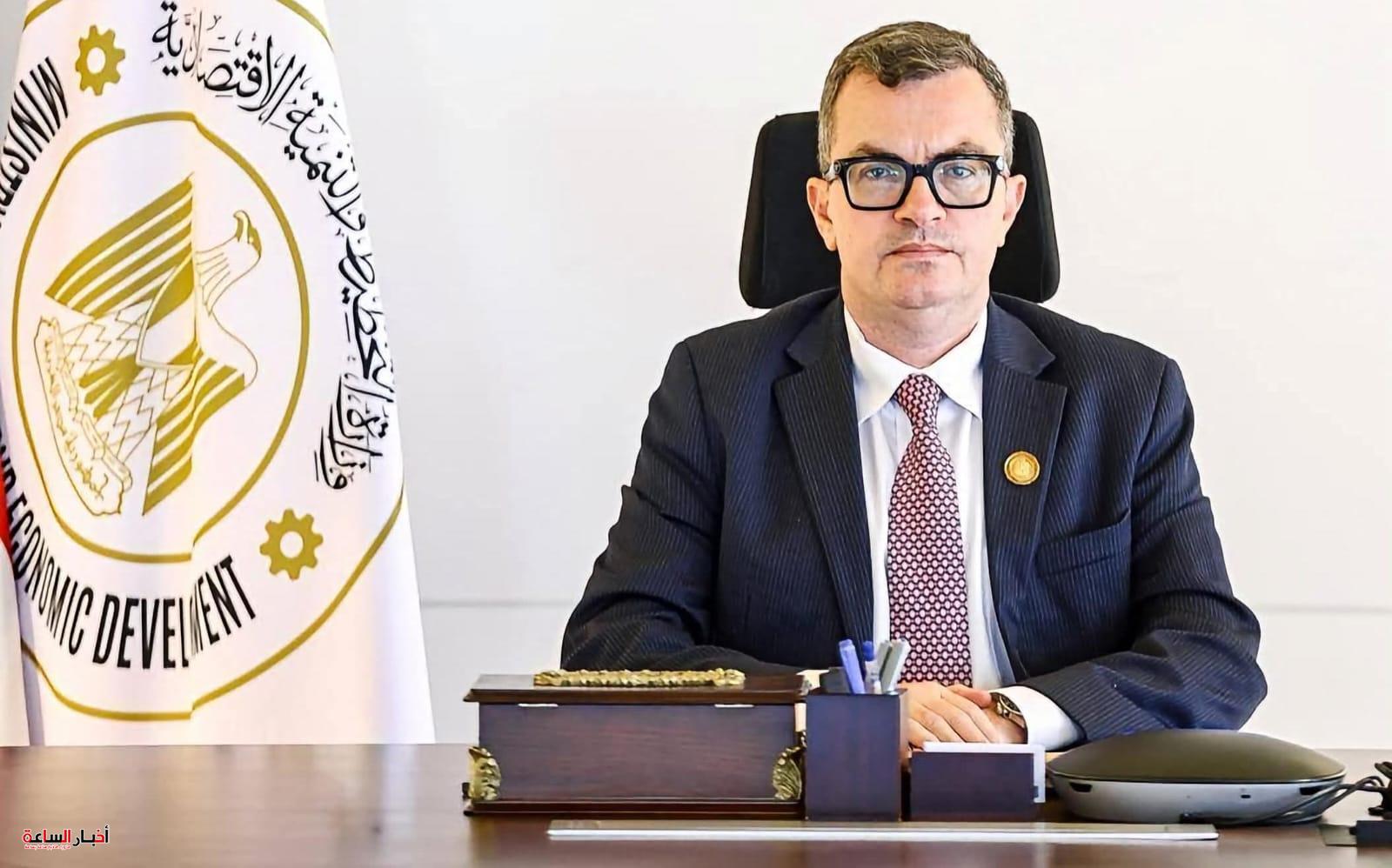 وزير التخطيط يتابع إعادة هيكلة بنك الاستثمار القومي وخطة إنهاء التشابكات المالية والربط الإلكتروني مع المالية