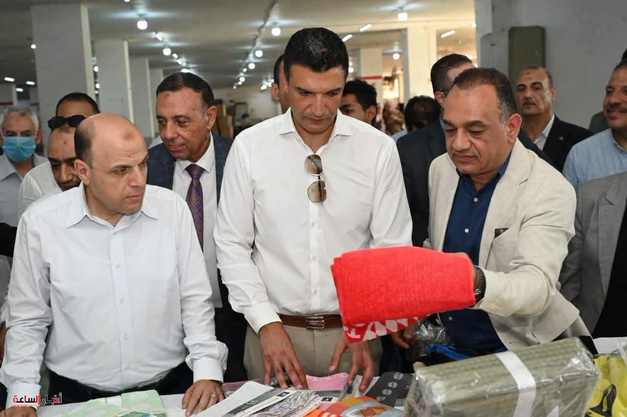 وزير الصناعة يتفقد 4 مصانع بالمحلة الكبرى ويؤكد أولوية صناعة الغزل والنسيج في استراتيجية مصر 2030