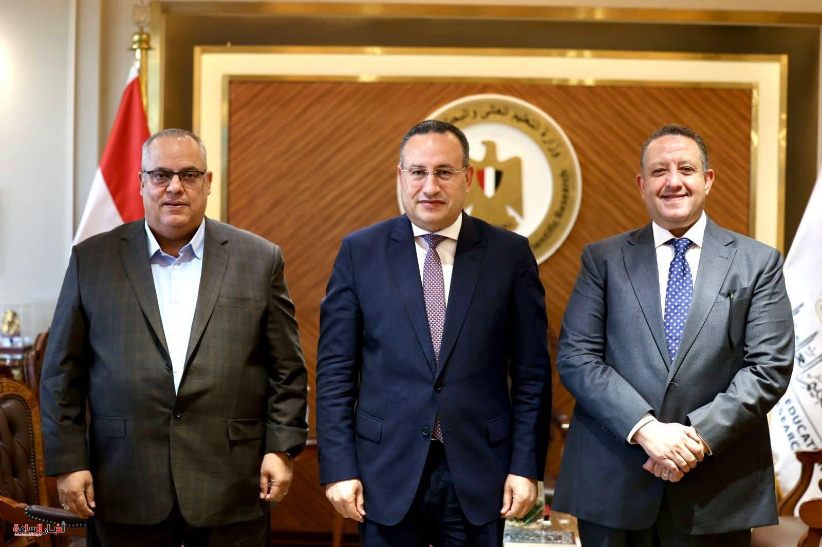 وزير التعليم العالي ونقيب المهندسين يبحثان تعزيز الابتكار وربط البحث العلمي باحتياجات الصناعة وسوق العمل