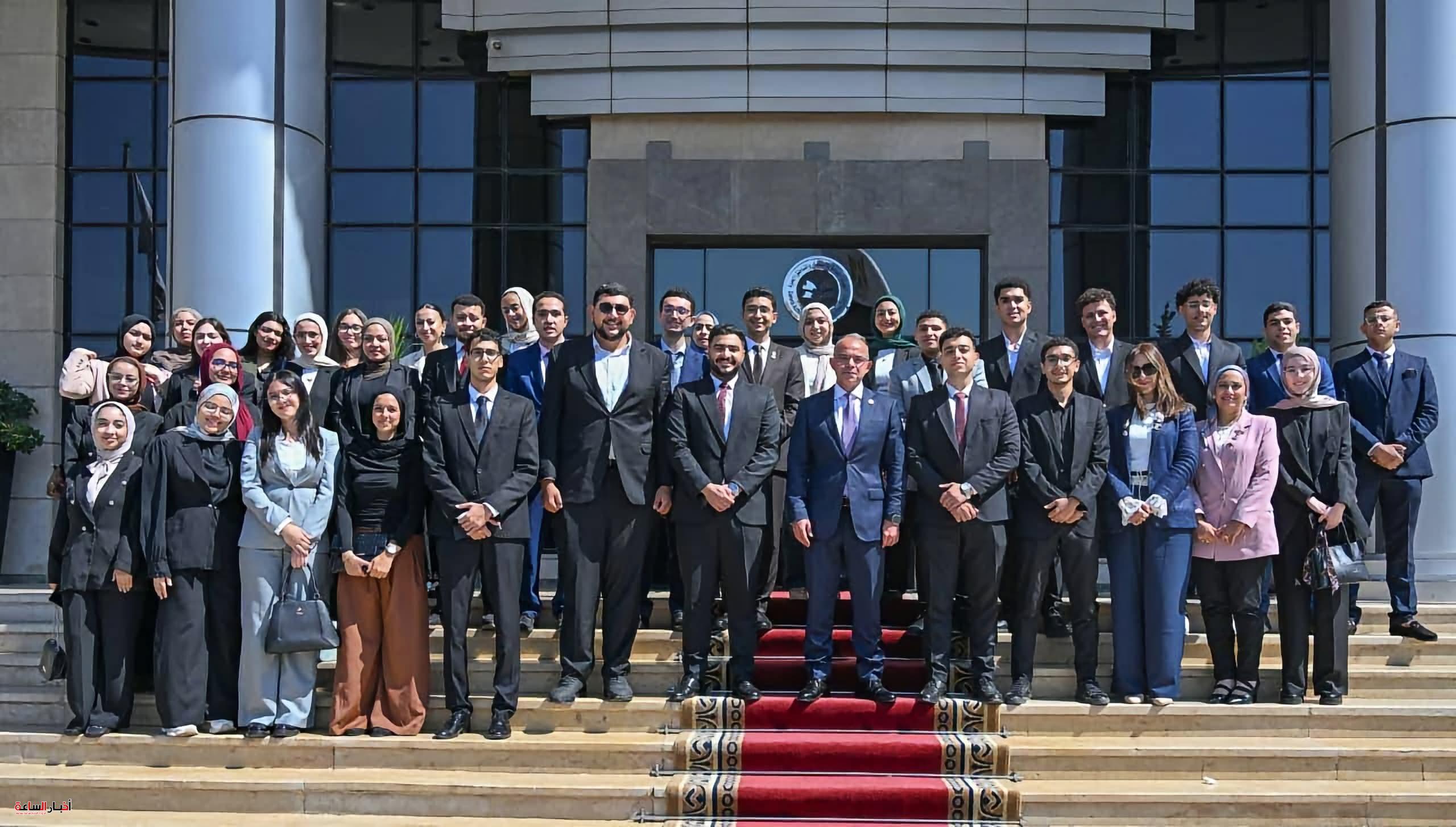وزير الاستثمار… الشباب أساس بناء اقتصاد تنافسي.. و”لا تتوقفوا عن التعلم” مفتاح النجاح