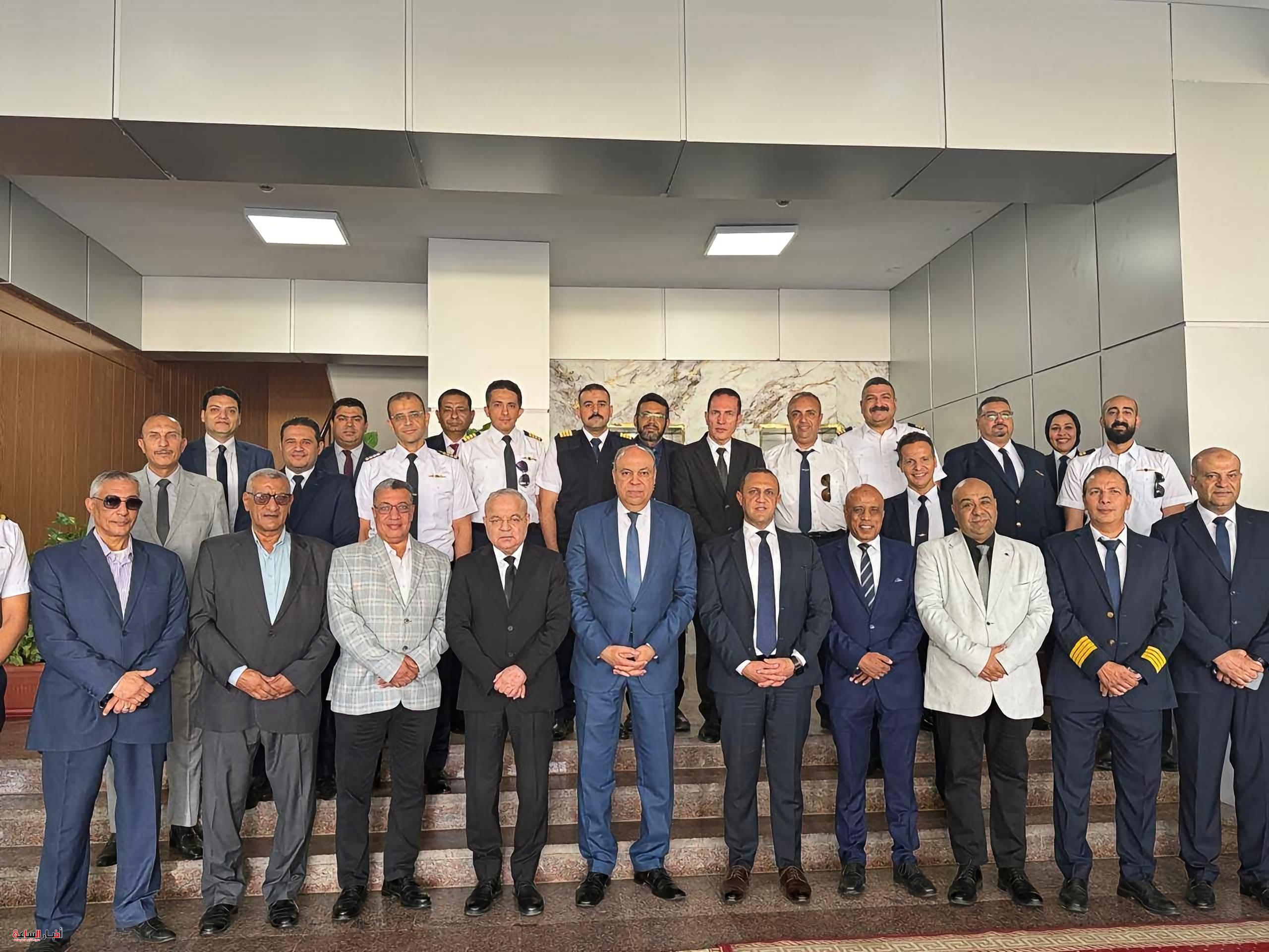 وزير الطيران يتابع التشغيل التجريبي للأنظمة الرادارية الحديثة ببرج مراقبة مطار القاهرة