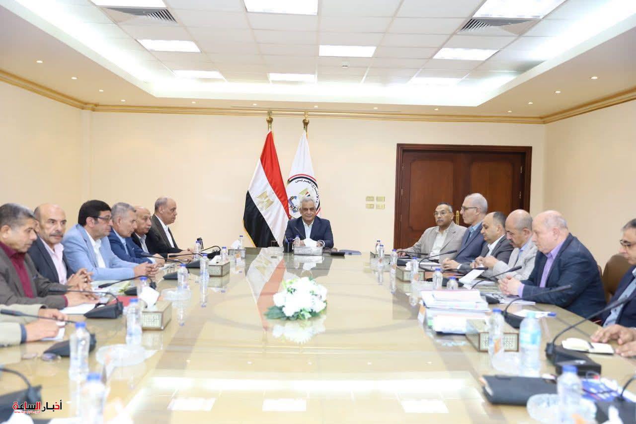 وزير الإنتاج الحربي يتابع خطط تطوير الشركات التابعة وتعزيز التصنيع المحلي