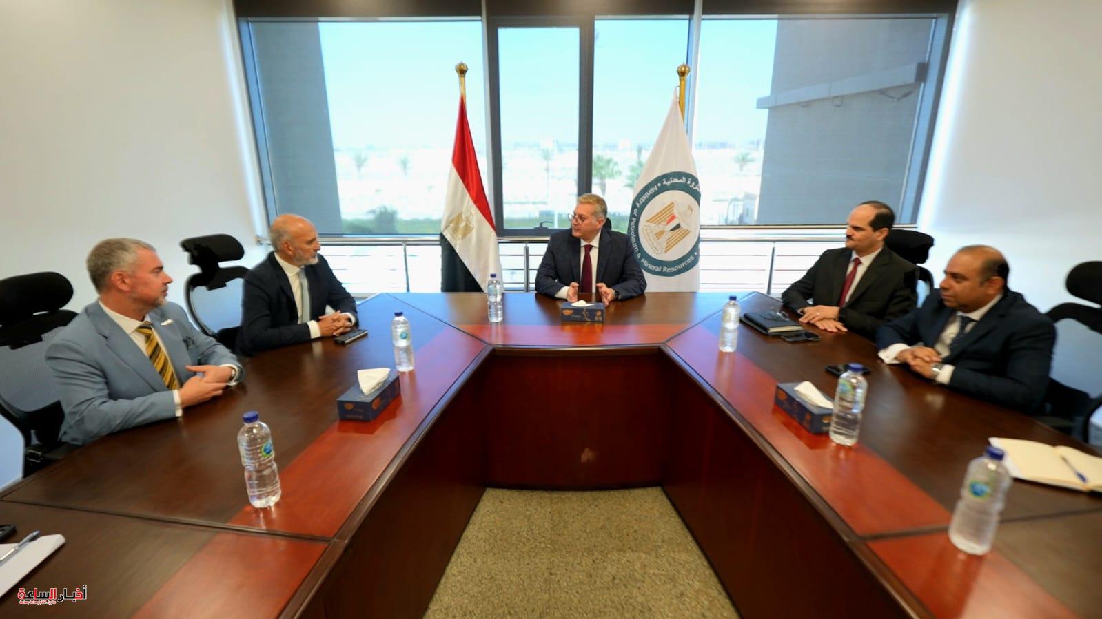 وزير البترول يبحث مع إكسون موبيل تنفيذ ربط اكتشافات غاز قبرص بالبنية التحتية المصرية لتعزيز صادرات الطاقة