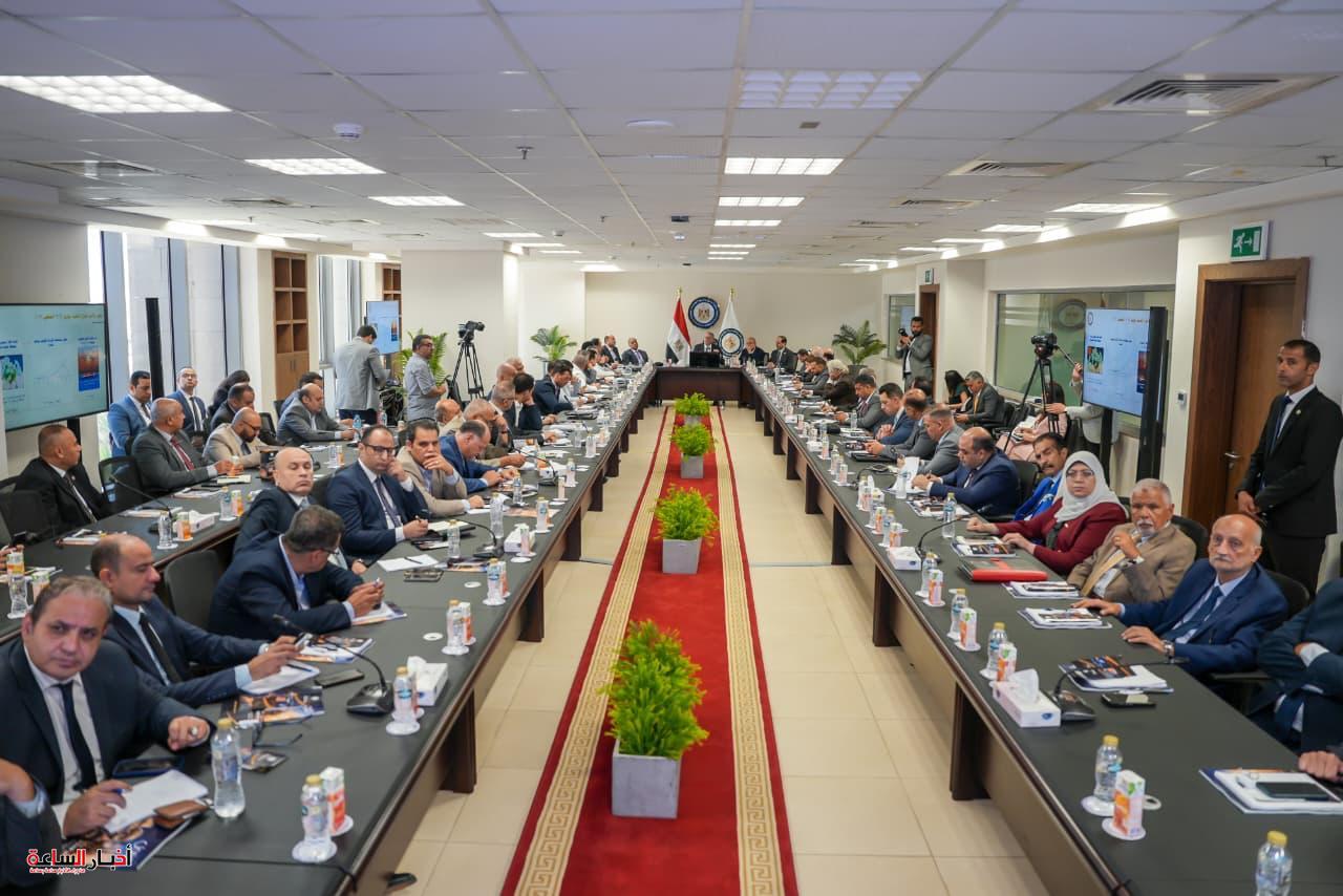 كريم بدوي خلال لقائه مع رؤساء التحرير ومقدمي البرامج الحوارية : مصر على الطريق الصحيح لاستعادة معدلات إنتاج البترول والغاز خاصة بعد تصفير مستحقات الشركاء
